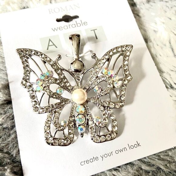 NEW Faux Pearl Center Butterfly Necklace Pendant - Picture 2 of 3